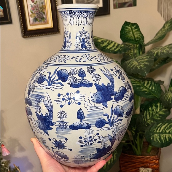 Vintage Blue and White Chinoiserie Koi Vase Blue Willow Style Hollywood Regency - Picture 5 of 8